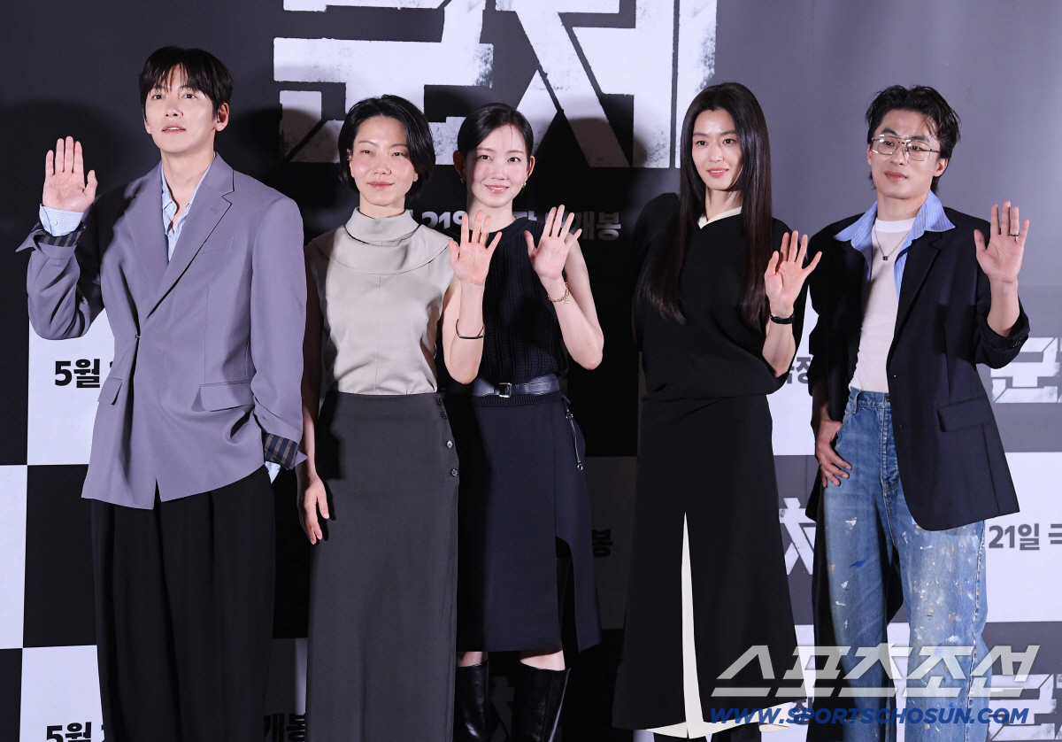 영화 '군체'의 언론 시사회 및 기자간담회가 20일 오후 서울 CGV용산에서 열렸다. 지창욱, 김신록, 신현빈, 전지현, 구교환이 포즈 취하고 있다. 정재근 기자 cjg@sportschosun.com/2026.5.20