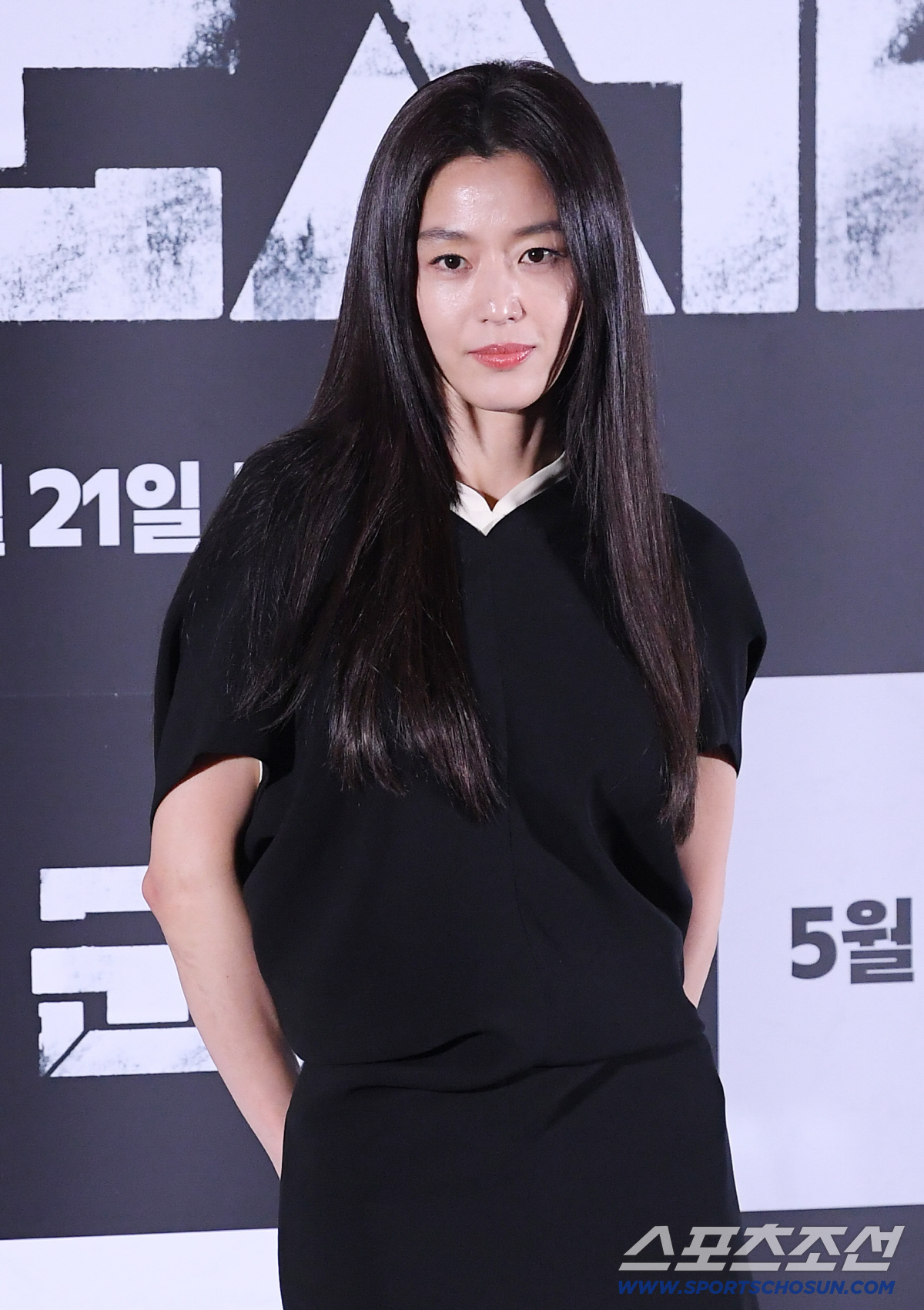 영화 '군체'의 언론 시사회 및 기자간담회가 20일 오후 서울 CGV용산에서 열렸다. 전지현이 포즈 취하고 있다. 정재근 기자 cjg@sportschosun.com/2026.5.20