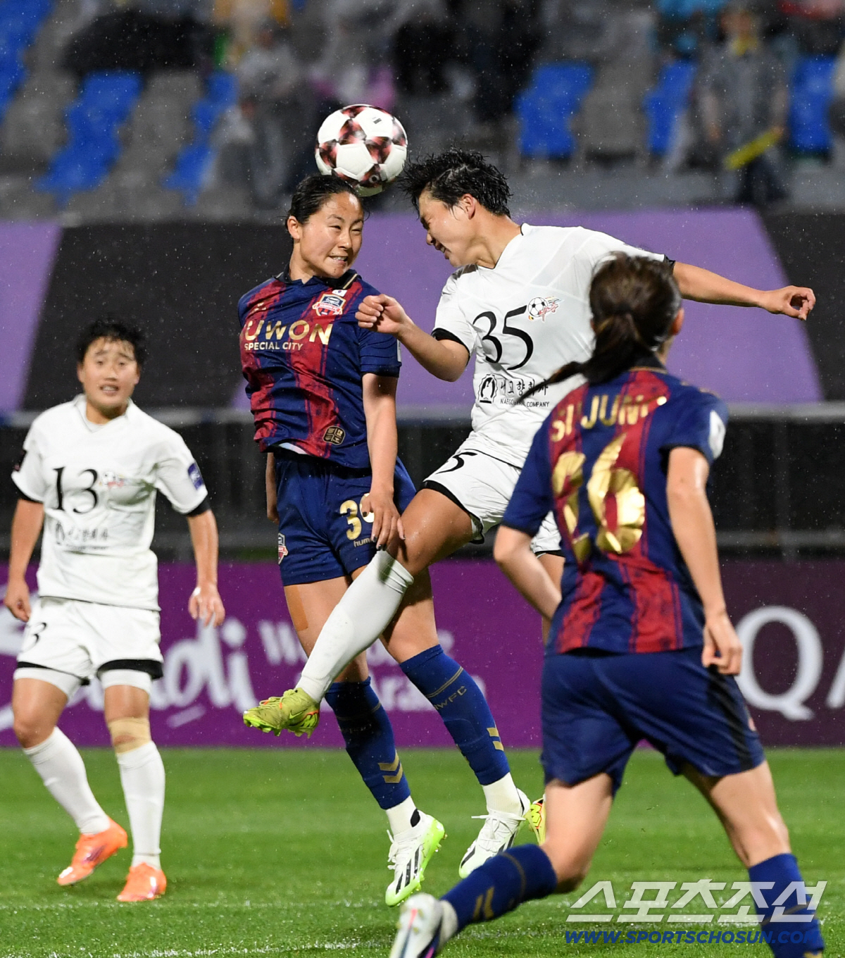 20일 수원종합운동장에서 열린 2025-2026시즌 아시아축구연맹(AFC) 여자 챔피언스리그(AWCL) 내고향여자축구단과 수원FC위민의 준결승전. 내고향여자축구단 안복영과 수원FC위민 하루히가 공중볼 경합을 펼치고 있다. 수원=박재만 기자 pjm@sportschosun.com/2026.05.20/