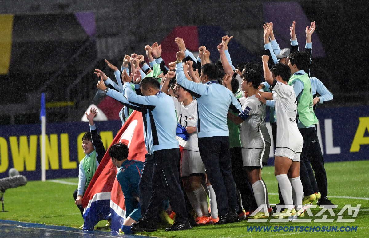 20일 수원종합운동장에서 열린 2025-2026시즌 아시아축구연맹(AFC) 여자 챔피언스리그(AWCL) 내고향여자축구단과 수원FC위민의 준결승전. 승리한 내고향여자축구단 선수들이 인공기를 펼치고 있다. 수원=박재만 기자 pjm@sportschosun.com/2026.05.20/