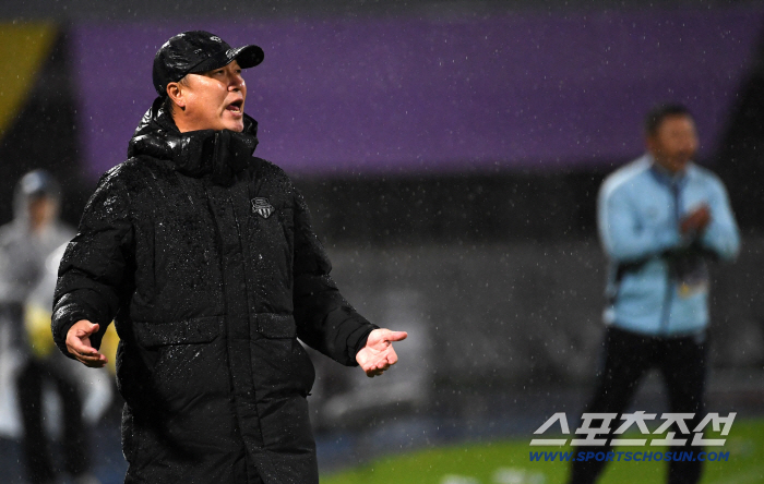 "우리는 대한민국 여자축구팀 수원FC 위민입니다" 박길영 감독의 눈물[AWCL 기자회견 현장]