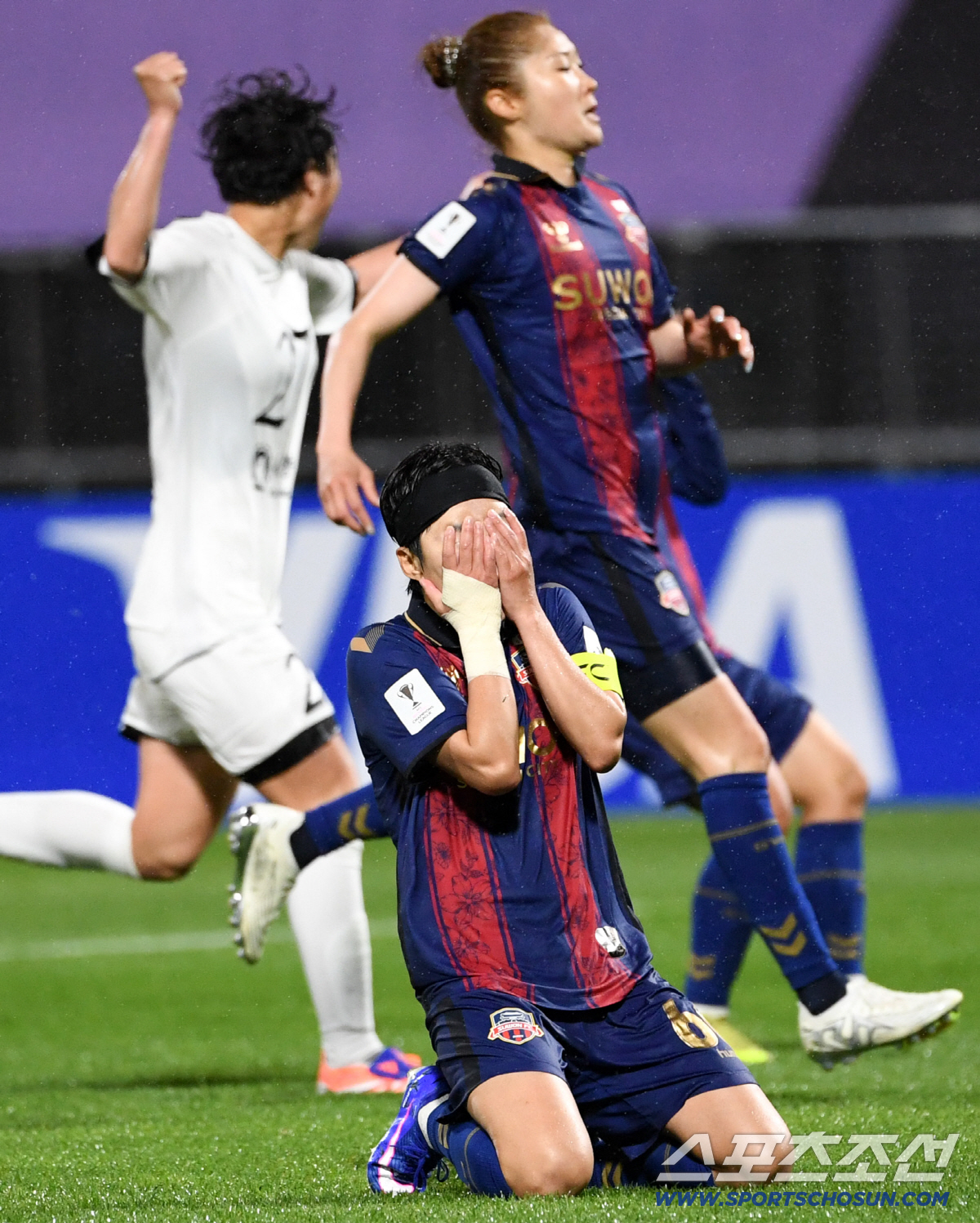 20일 수원종합운동장에서 열린 2025-2026시즌 아시아축구연맹(AFC) 여자 챔피언스리그(AWCL) 내고향여자축구단과 수원FC위민의 준결승전. 수원FC위민 지소연이 페널티킥을 실축한 뒤 자책하고 있다. 수원=박재만 기자 pjm@sportschosun.com/2026.05.20/