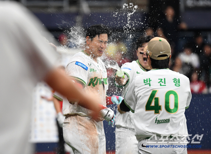 '와' 김웅빈이 또 끝냈다! 이틀 연속 극적인 끝내기! 국대 마무리 무너뜨렸다
