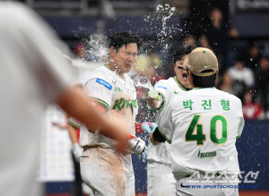 '와' 김웅빈이 또 끝냈다! 이틀 연속 극적인 끝내기! 국대 마무리 무너뜨렸다[고척 리뷰]