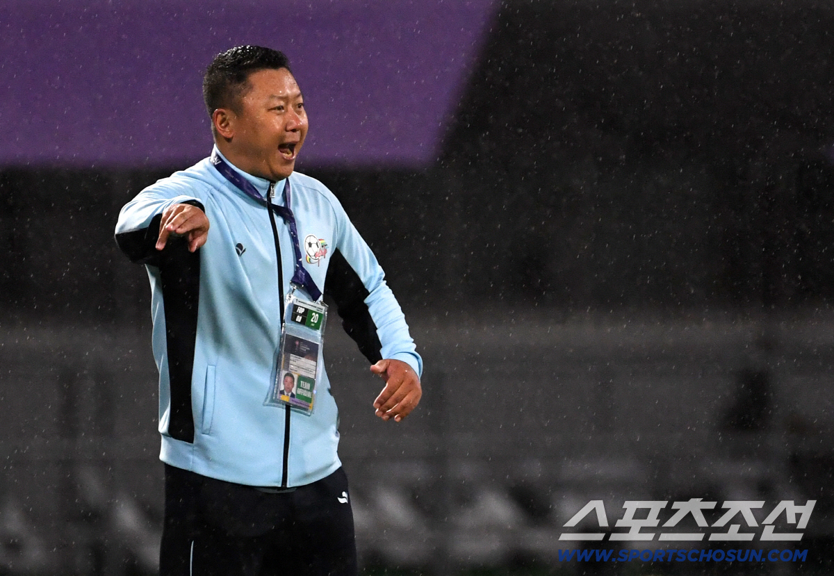 20일 수원종합운동장에서 열린 2025-2026시즌 아시아축구연맹(AFC) 여자 챔피언스리그(AWCL) 내고향여자축구단과 수원FC위민의 준결승전. 리유일 감독이 작전 지시를 하고 있다. 수원=박재만 기자 pjm@sportschosun.com/2026.05.20/