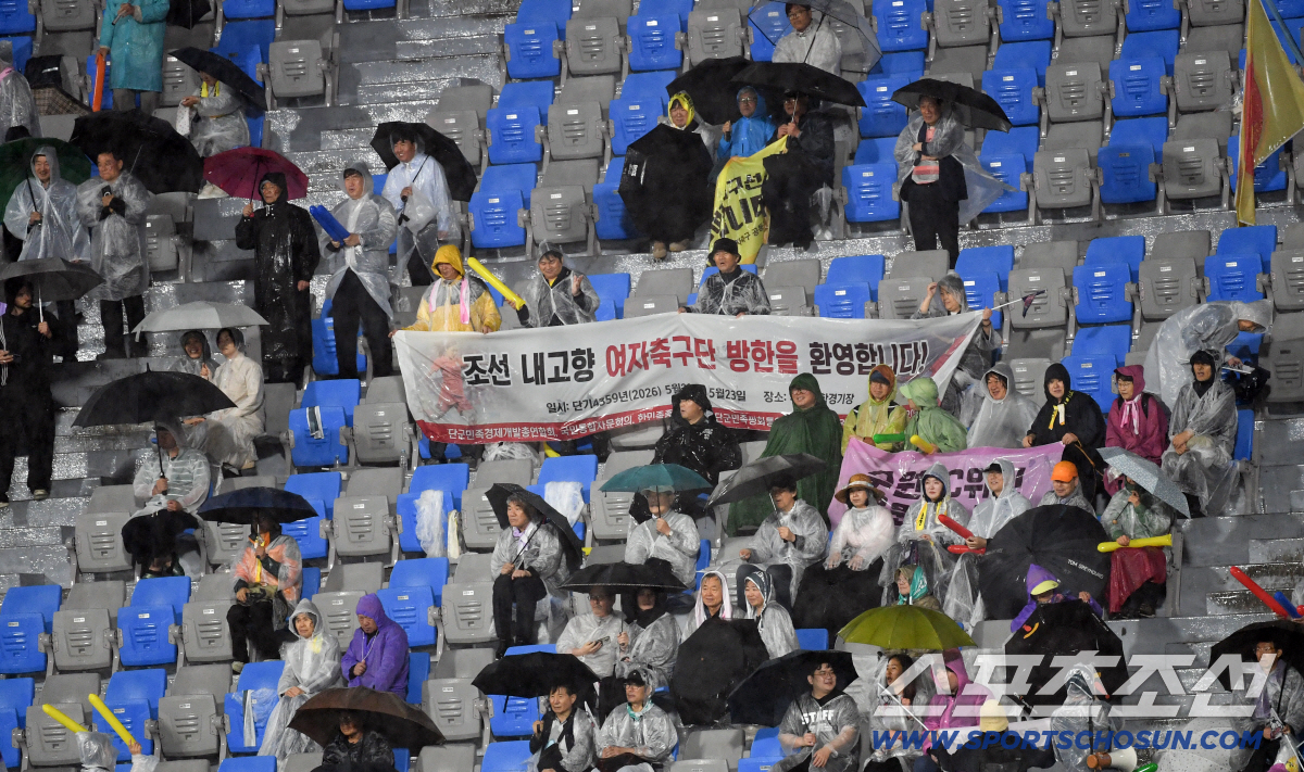 20일 수원종합운동장에서 열린 2025-2026시즌 아시아축구연맹(AFC) 여자 챔피언스리그(AWCL) 내고향여자축구단과 수원FC위민의 준결승전. 내고향여자축구단을 응원하는 팬들 모습. 수원=박재만 기자 pjm@sportschosun.com/2026.05.20/