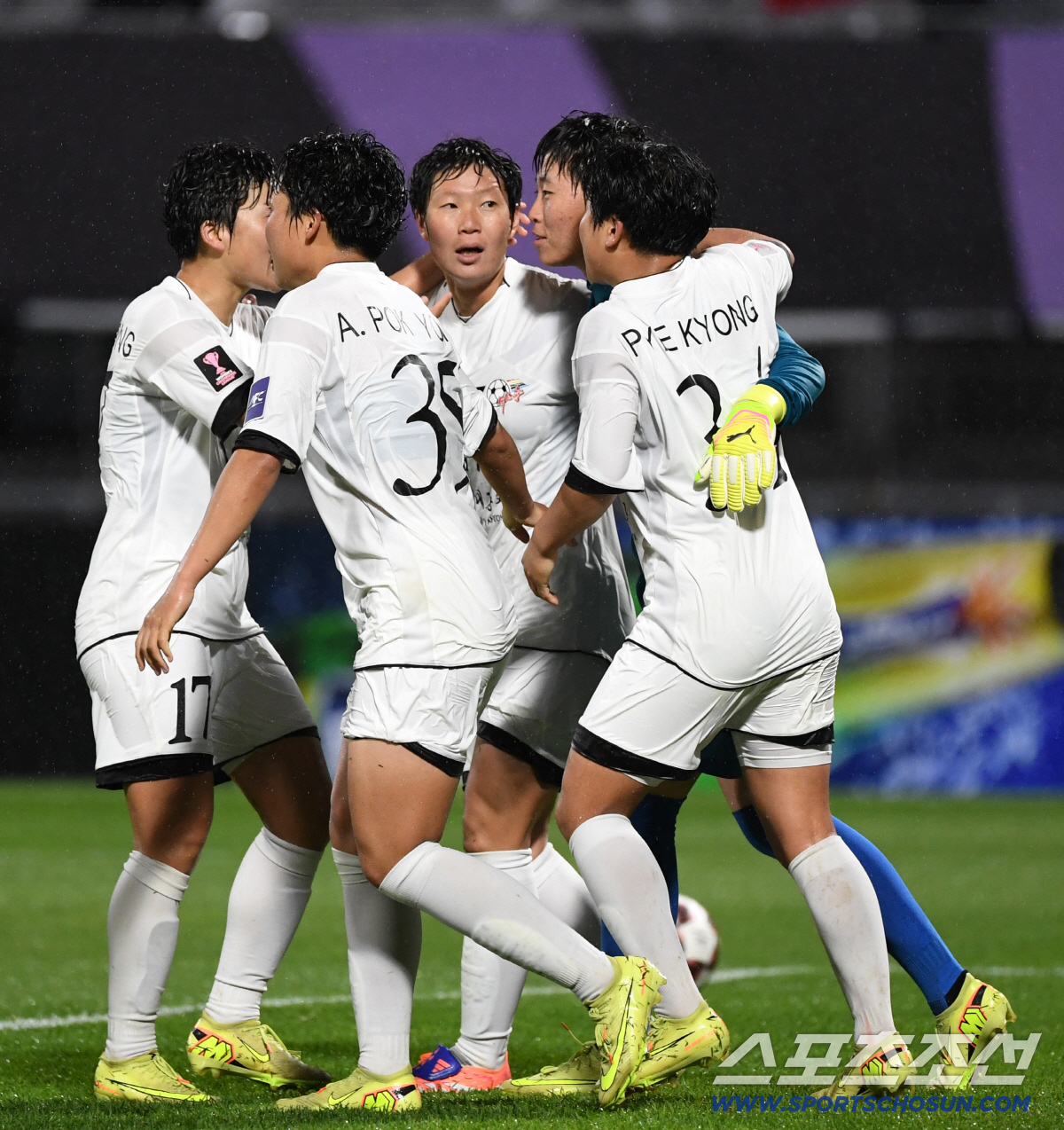 20일 수원종합운동장에서 열린 2025-2026시즌 아시아축구연맹(AFC) 여자 챔피언스리그(AWCL) 내고향여자축구단과 수원FC위민의 준결승전. 수원FC위민 지소연이 페널티킥을 실축하자 내고향여자축구단과 골키퍼 박주경과 선수들이 기뻐하고 있다. 수원=박재만 기자 pjm@sportschosun.com/2026.05.20/