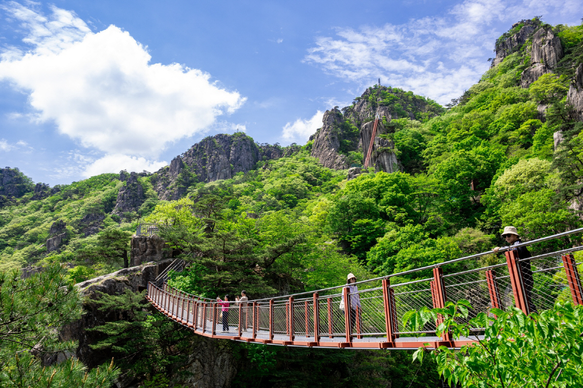 ◇산 정상 부근에 있는 금강구름다리는 대둔산의 백미다. 금강구름다리를 건너면 약수정이 나오고, 삼선줄다리를 타면 왕관바위로 이어진다. 사진제공=지엔씨21