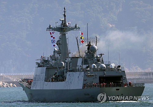 (부산=연합뉴스) 손형주 기자 = 15일 부산 남구 부산작전기지에서 열린 청해부대 48진 왕건함 출항 환송식에서 왕건함이 출항하고 있다. 청해부대 48진은 파병 기간 아덴만 해역 일대에서 작전을 펼치지만 국회 동의를 얻어 호르무즈 해협까지 작전 범위를 넓힐 가능성도 제기된다. 2026.5.15 handbrother@yna.co.kr
