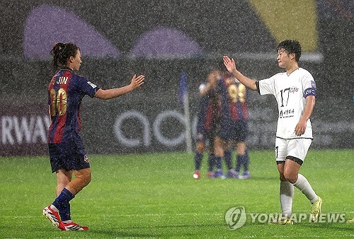 (수원=연합뉴스) 김성민 기자 = 20일 수원 장안구 수원종합운동장에서 열린 아시아축구연맹(AFC) 여자 챔피언스리그(AWCL) 4강 수원FC 위민과 내고향여자축구단의 경기. 수원 이유진과 내고향 김경영이 경기 후 손을 내밀어 인사하고 있다. 2026.5.20 ksm7976@yna.co.kr