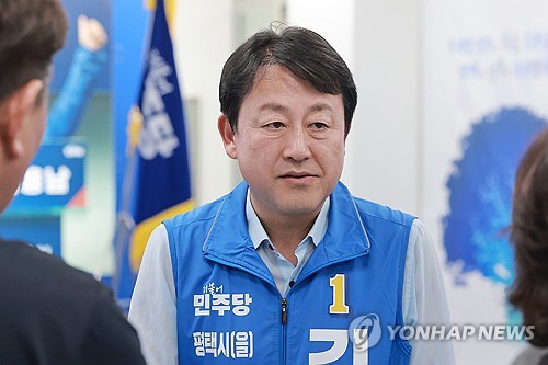 (평택=연합뉴스) 신현우 기자 = 더불어민주당 김용남 경기 평택을 국회의원 재선거 후보가 20일 경기도 평택시 자신의 선거사무소에서 열린 고덕신도시특보단 간담회 참석자들과 대화하고 있다. 2026.5.20 nowwego@yna.co.kr