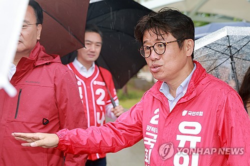 (평택=연합뉴스) 신현우 기자 = 국민의힘 유의동 경기 평택을 국회의원 재선거 후보가 20일 경기도 평택시 수도권 전철 1호선 서정리역 인근에서 평택을 교통현안 간담회 참석자와 기념 촬영한 뒤 참석 시민과 대화하고 있다. 2026.5.20 nowwego@yna.co.kr