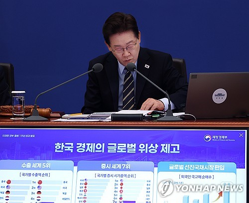 (서울=연합뉴스) 김도훈 기자 = 이재명 대통령이 20일 청와대에서 열린 국무회의 겸 비상경제점검회의에서 이형일 재정경제부 차관의 국정성과 보고를 듣고 있다. 2026.5.20 superdoo82@yna.co.kr