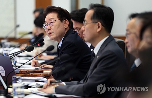 (서울=연합뉴스) 김도훈 기자 = 이재명 대통령이 20일 청와대에서 열린 국무회의 겸 비상경제점검회의에서 발언하고 있다. 2026.5.20 superdoo82@yna.co.kr