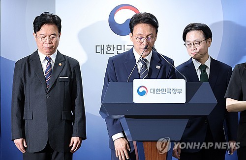 (서울=연합뉴스) 안정원 기자 = 김민석 국무총리가 17일 서울 종로구 정부서울청사에서 삼성전자 파업 관련 대국민 담화를 마친 뒤 인사하고 있다. 왼쪽부터 김영훈 고용노동부 장관, 김민석 국무총리, 김정관 산업통상부 장관. 2026.5.17 jeong@yna.co.kr