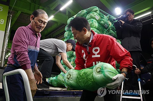 (서울=연합뉴스) 윤동진 기자 = 국민의힘 오세훈 서울시장 후보가 21일 새벽 서울 가락동 농수산물도매시장을 찾아 공식 선거운동을 시작하고 있다. 2026.5.21 mon@yna.co.kr