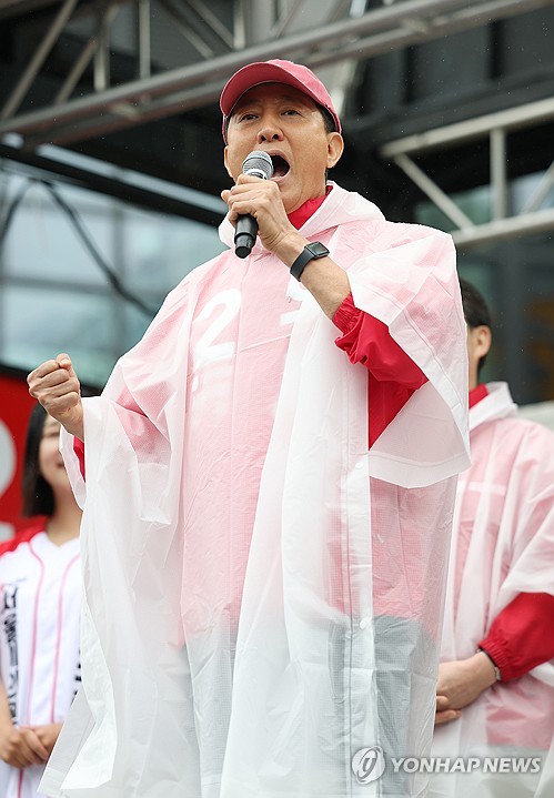 (서울=연합뉴스) 이지은 기자 = 국민의힘 오세훈 서울시장 후보가 공식 선거운동 첫날인 21일 서울 강북구 삼양사거리에서 열린 첫 유세에서 지지를 호소하고 있다. 2026.5.21 jieunlee@yna.co.kr