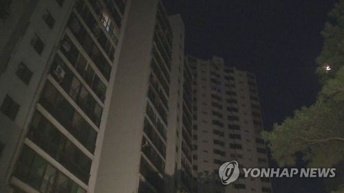 마포 오피스텔 전기실 화재로 800여세대 정전…이틀째 주민 불편