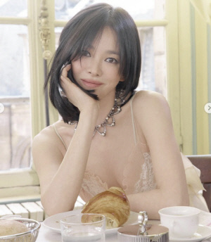 송혜교, 란제리룩에 쫄쫄이 패션까지..44세에 '파격 소화력'