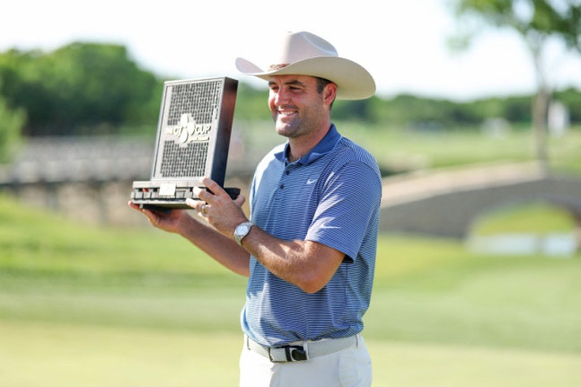 MCKINNEY, TEXAS - MAY 04: Scottie Scheffler of the United States celebrates with the trophy after winning THE CJ CUP Byron Nelson 2025 at TPC Craig Ranch on May 04, 2025 in McKinney, Texas. Sam Hodde/Getty Images/AFP (Photo by Sam Hodde / GETTY IMAGES NORTH AMERICA / Getty Images via AFP)/2025-05-05