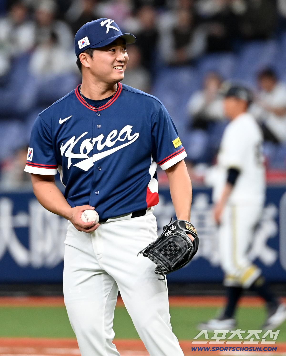 3일 일본 오사카 교세라돔에서 열린 WBC(월드베이스볼클래식) 한국과 오릭스 버팔로스의 경기. 5회말 무사 1루 고우석이 2루로 향하던 1루주자 야마나카를 잡아낸 박동원을 향해 미소짓고 있다. 오사카(일본)=허상욱 기자 wook@sportschosun.com/2026.03.03/