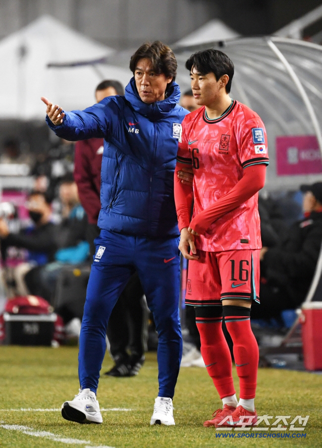 25일 수원월드컵경기장 열린 2026 FIFA 북중미 월드컵 아시아지역 3차 예선 대한민국과 요르단의 경기. 후반 교체 전 홍명보 감독이 양현준에게 작전일 지시하고 있다. 수원=박재만 기자 pjm@sportschosun.com/2025.03.25/