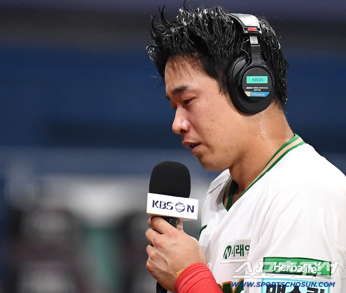 19일 고척 스카이돔에서 열린 키움과 SSG의 경기. 9회말 키움 김웅빈이 SSG 조병현을 상대로 끝내기홈런을 날렸다. 인터뷰 도중 눈물 흘리는 김웅빈. 고척=송정헌 기자 songs@sportschosun.com/2026.05.19/