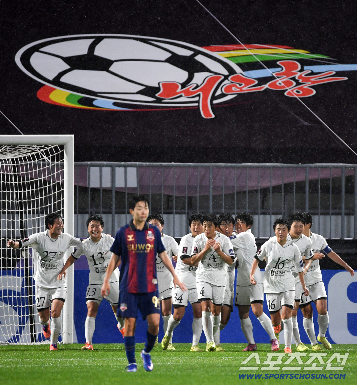 20일 수원종합운동장에서 열린 2025-2026시즌 아시아축구연맹(AFC) 여자 챔피언스리그(AWCL) 내고향여자축구단과 수원FC위민의 준결승전. 내고향여자축구단 김경영의 역전골이 터지자 선수들이 달려가 기쁨을 나누고 있다. 수원=박재만 기자 pjm@sportschosun.com/2026.05.20/
