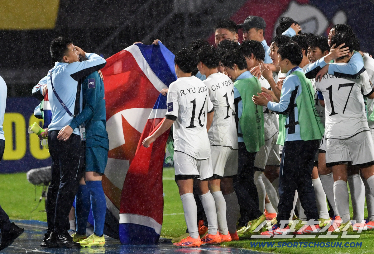 20일 수원종합운동장에서 열린 2025-2026시즌 아시아축구연맹(AFC) 여자 챔피언스리그(AWCL) 내고향여자축구단과 수원FC위민의 준결승전. 승리한 내고향여자축구단 선수들이 인공기를 펼치고 있다. 수원=박재만 기자 pjm@sportschosun.com/2026.05.20/