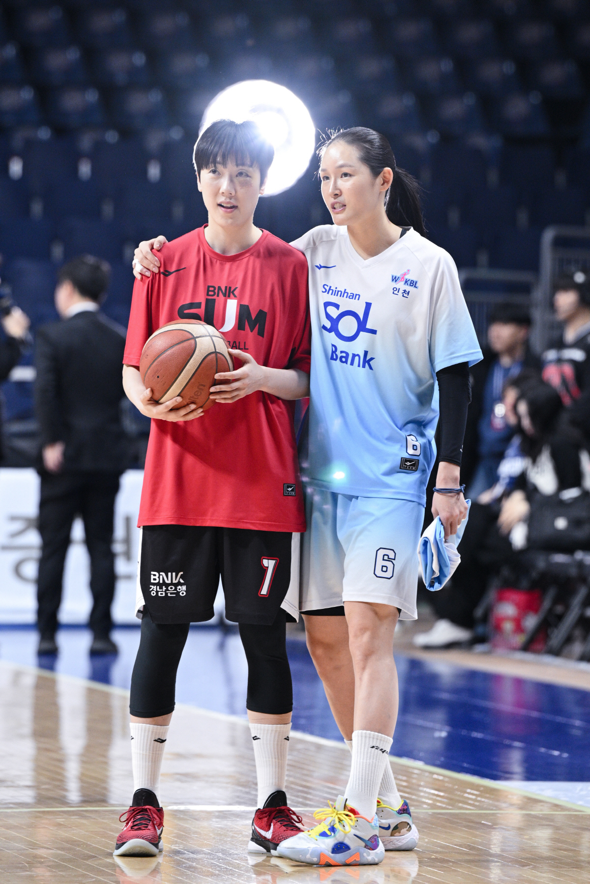 [단독] BNK 최이샘↔신한은행 심수현+1R 스왑권 확정. BNK 측이 밝힌 트레이드 전말. 신한은행 신인 1순위 임연서 아닌 재일교포 노린다