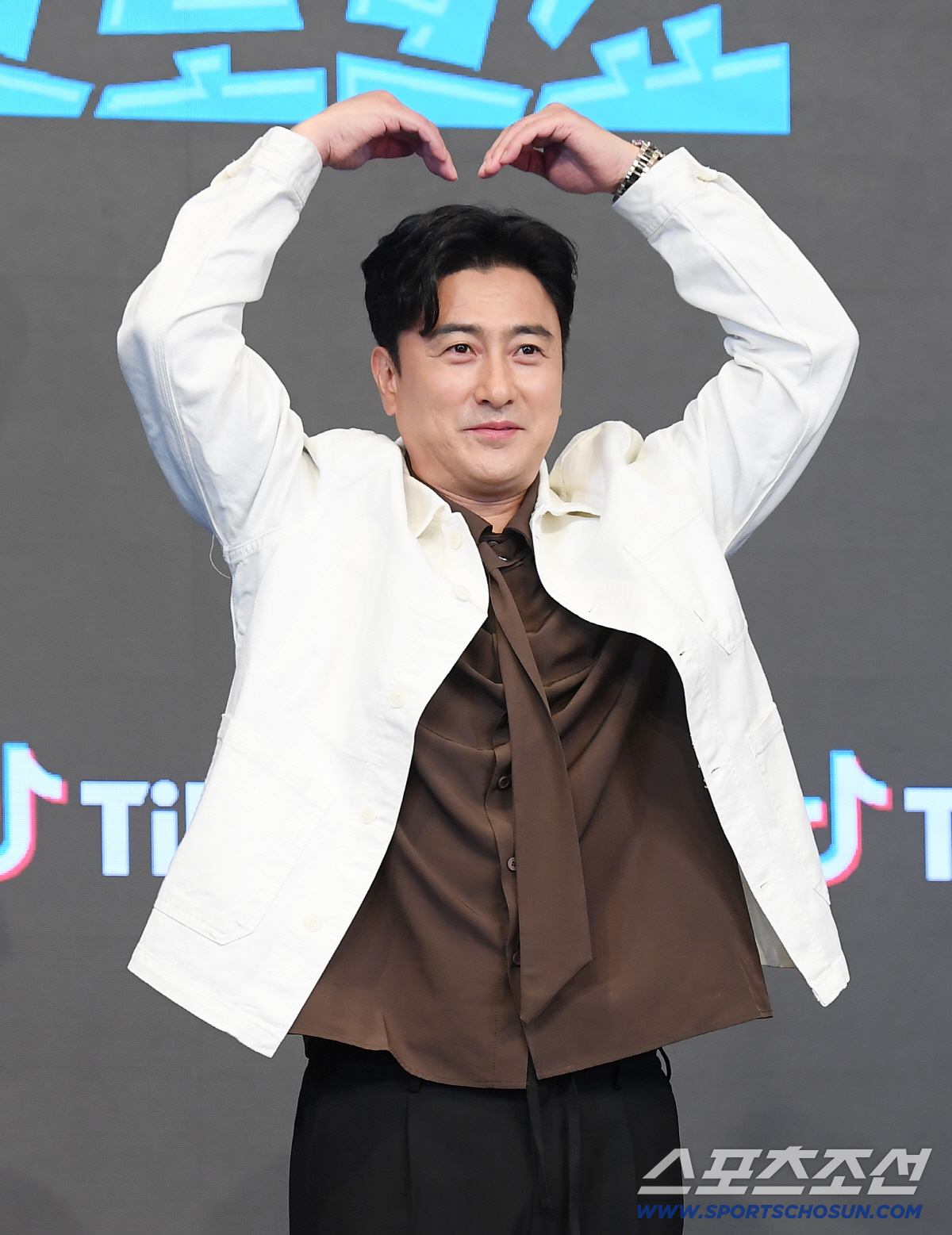 틱톡 예능 '티키티키 타카타카 토크토크쇼' 제작발표회가 21일 오전 서울 신도림 더링크호텔에서 열렸다. 안정환이 포즈 취하고 있다. 정재근 기자 cjg@sportschosun.com/2026.5.21