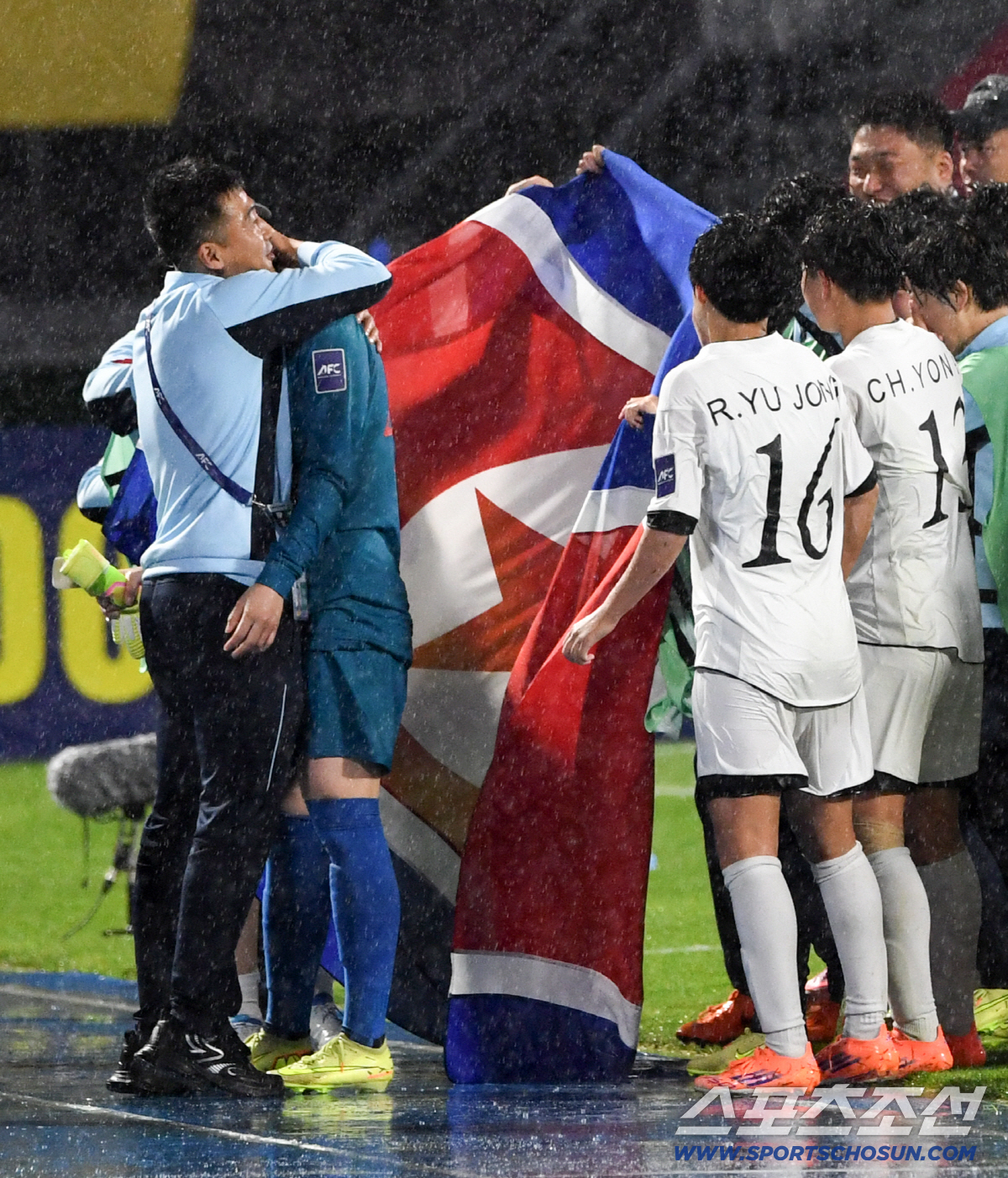 20일 수원종합운동장에서 열린 2025-2026시즌 아시아축구연맹(AFC) 여자 챔피언스리그(AWCL) 내고향여자축구단과 수원FC위민의 준결승전. 승리한 내고향여자축구단 선수들이 인공기를 펼치고 있다. 수원=박재만 기자 pjm@sportschosun.com/2026.05.20/
