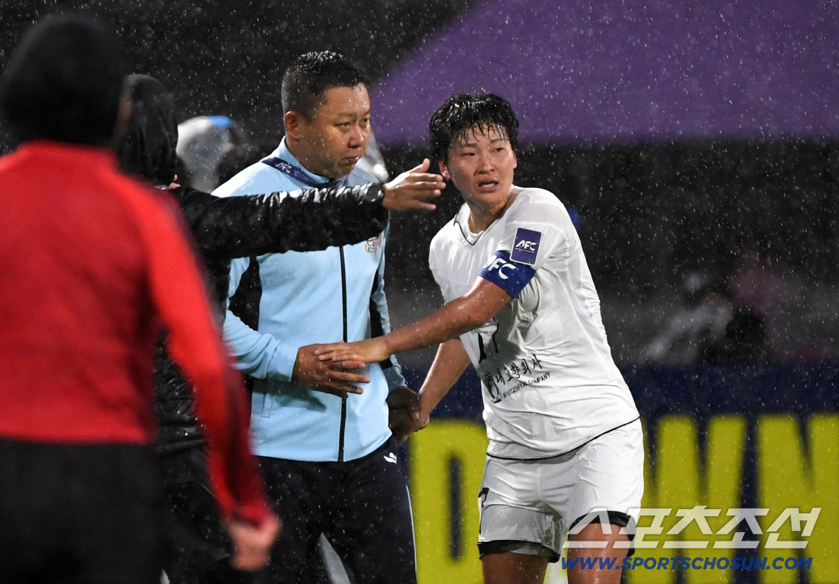 20일 수원종합운동장에서 열린 2025-2026시즌 아시아축구연맹(AFC) 여자 챔피언스리그(AWCL) 내고향여자축구단과 수원FC위민의 준결승전. 내고향여자축구단 김경영이 역전골을 넣은 뒤 리유일 감독에게 달려가 기쁨을 나누고 있다. 수원=박재만 기자 pjm@sportschosun.com/2026.05.20/