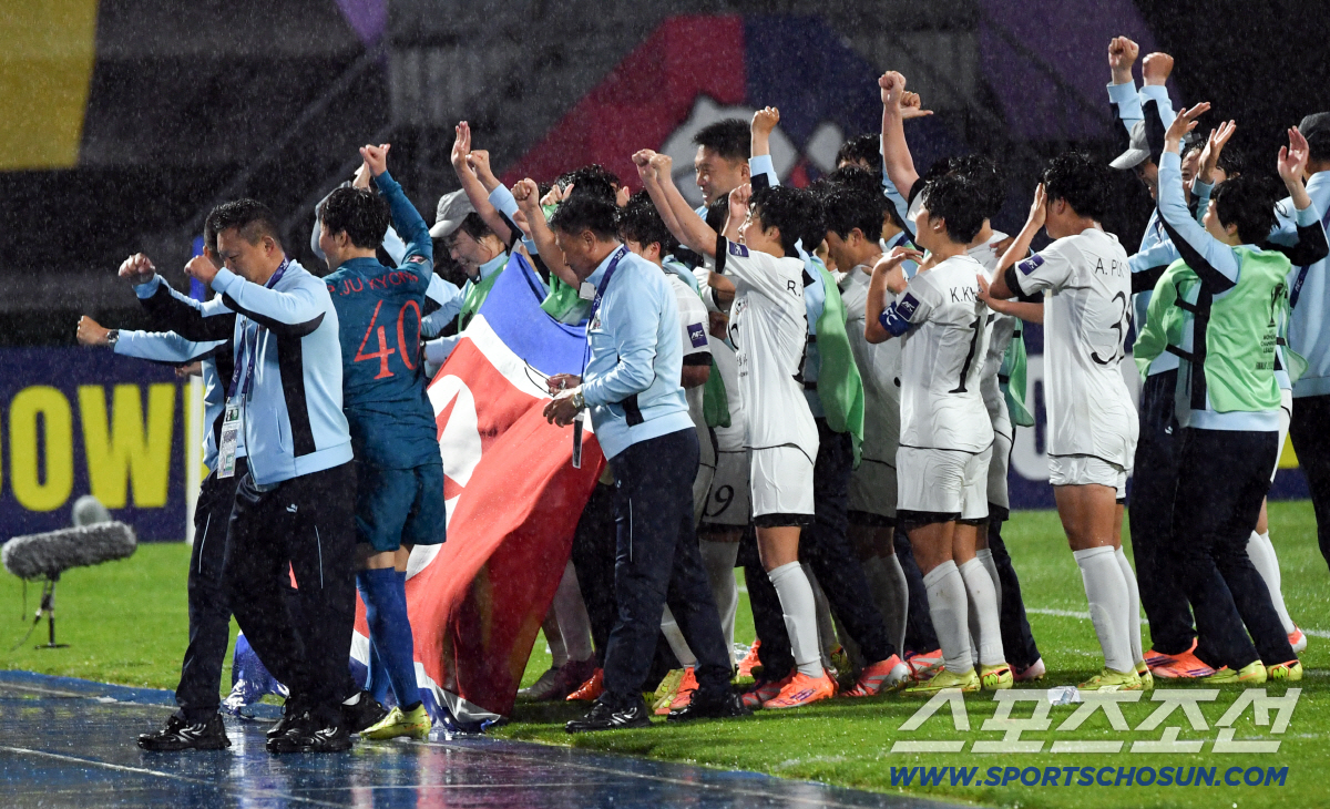 20일 수원종합운동장에서 열린 2025-2026시즌 아시아축구연맹(AFC) 여자 챔피언스리그(AWCL) 내고향여자축구단과 수원FC위민의 준결승전. 승리한 내고향여자축구단 선수들이 인공기를 펼치고 있다. 수원=박재만 기자 pjm@sportschosun.com/2026.05.20/
