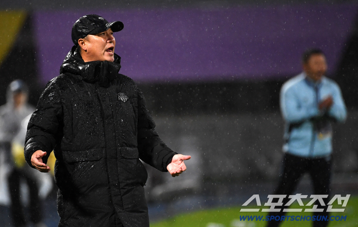 20일 수원종합운동장에서 열린 2025-2026시즌 아시아축구연맹(AFC) 여자 챔피언스리그(AWCL) 내고향여자축구단과 수원FC위민의 준결승전. 박길영 감독이 작전 지시를 하고 있다. 수원=박재만 기자 pjm@sportschosun.com/2026.05.20/