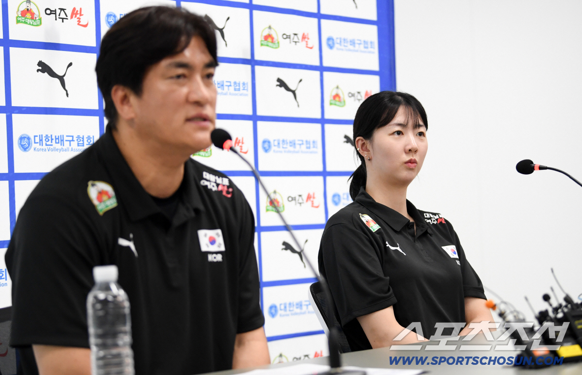 20일 서울 송파구 올림픽회관에서 열린 2026 한국 배구 국가대표팀 기자회견. 차상현 감독, 강소휘가 인터뷰를 하고 있다. 잠실=박재만 기자 pjm@sportschosun.com/2026.05.20/