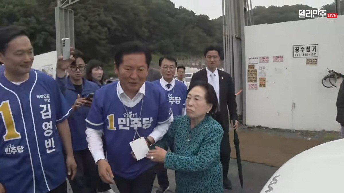 '고관절 수술' 전원주, 지방선거 유세장 등장 '깜짝'...건강한 모습으로 거리 활보
