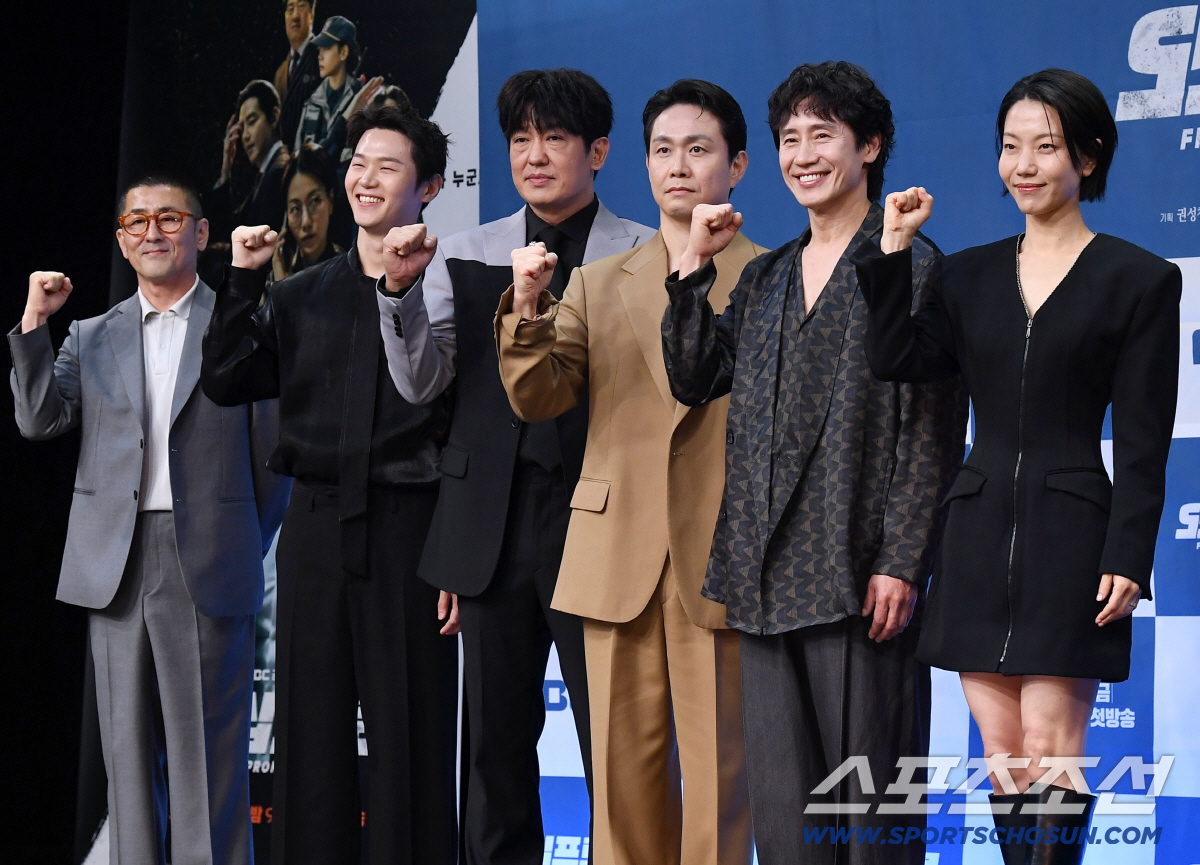 21일 상암동 MBC사옥에서 MBC 새 금토드라마 '오십프로' 제작발표회가 열렸다. 포즈를 취하고 있는 한동화 감독과 주연배우들. 상암동=송정헌 기자 songs@sportschosun.com/2026.05.21/