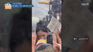 비비, 콘서트 중 팬들애 '입술 뽀뽀' 파격 팬서비스..."남자팬들은 도망"