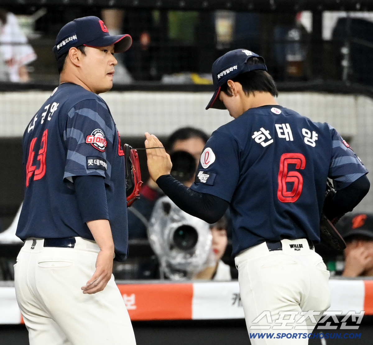21일 대전 한화생명 볼파크에서 열린 롯데와 한화의 경기. 2회말 투구를 무실점으로 마친 나균안이 동료들을 맞이하고 있다. 대전=허상욱 기자 wook@sportschosun.com/2026.05.21/
