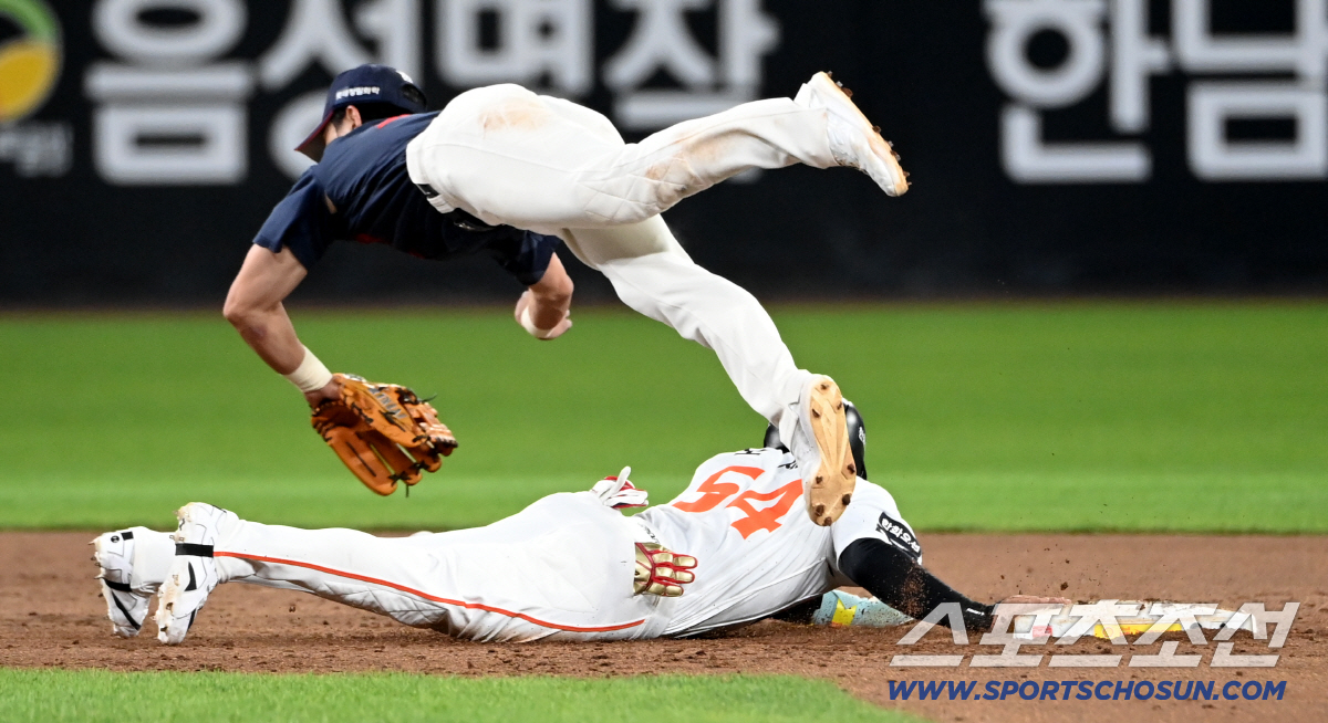 19일 대전한화생명볼파크에서 열린 롯데와 한화의 경기. 8회말 무사 1,2루 이도윤 타석때 2루주자 오재원이 김원중의 견제구에 귀루하고 있다. 롯데 유격수는 전민재. 대전=허상욱 기자 wook@sportschosun.com/2026.05.19/