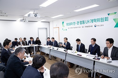 김윤덕 장관, LH 개혁위원회 개최 (서울=연합뉴스) 김윤덕 국토교통부 장관이 12일 서울 중구 국토발전전시관에서 열린 LH 개혁위원회에 참석해 발언하고 있다. 2025.11.12 [국토교통부 제공. 재판매 및 DB 금지] photo@yna.co.kr (끝)