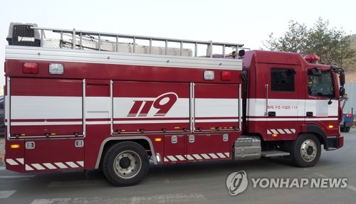 김포 아파트 지하주차장서 승합차에 불…50대 중상