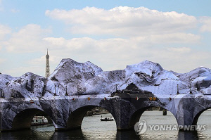거대한 '동굴'로 변신한 파리 퐁네프