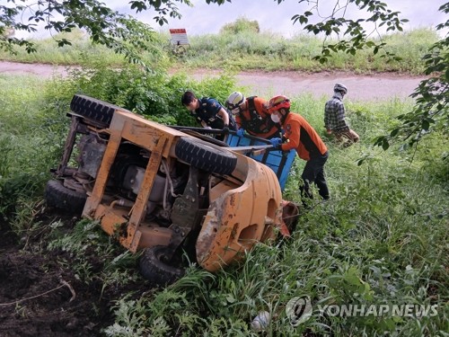 '빵빵' 뒤차 경적에…둑길 달리던 지게차 넘어져 1명 부상