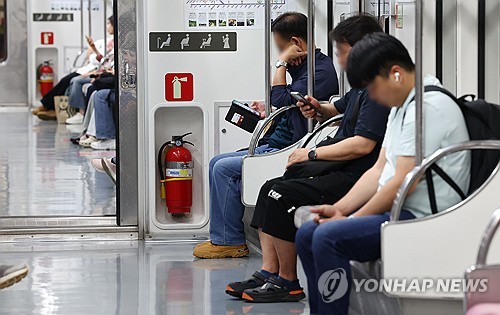 지하철 민원 80%가 냉난방 문제…폭염 속 '온도 전쟁' 해법 고심