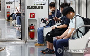 지하철 민원 80%가 냉난방 문제…폭염 속 '온도 전쟁' 해법 고심