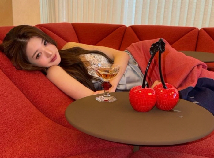 장원영, 137억 집-억대 소파에 기대 한강뷰 만끽…현실감 없는 럭셔리 일상