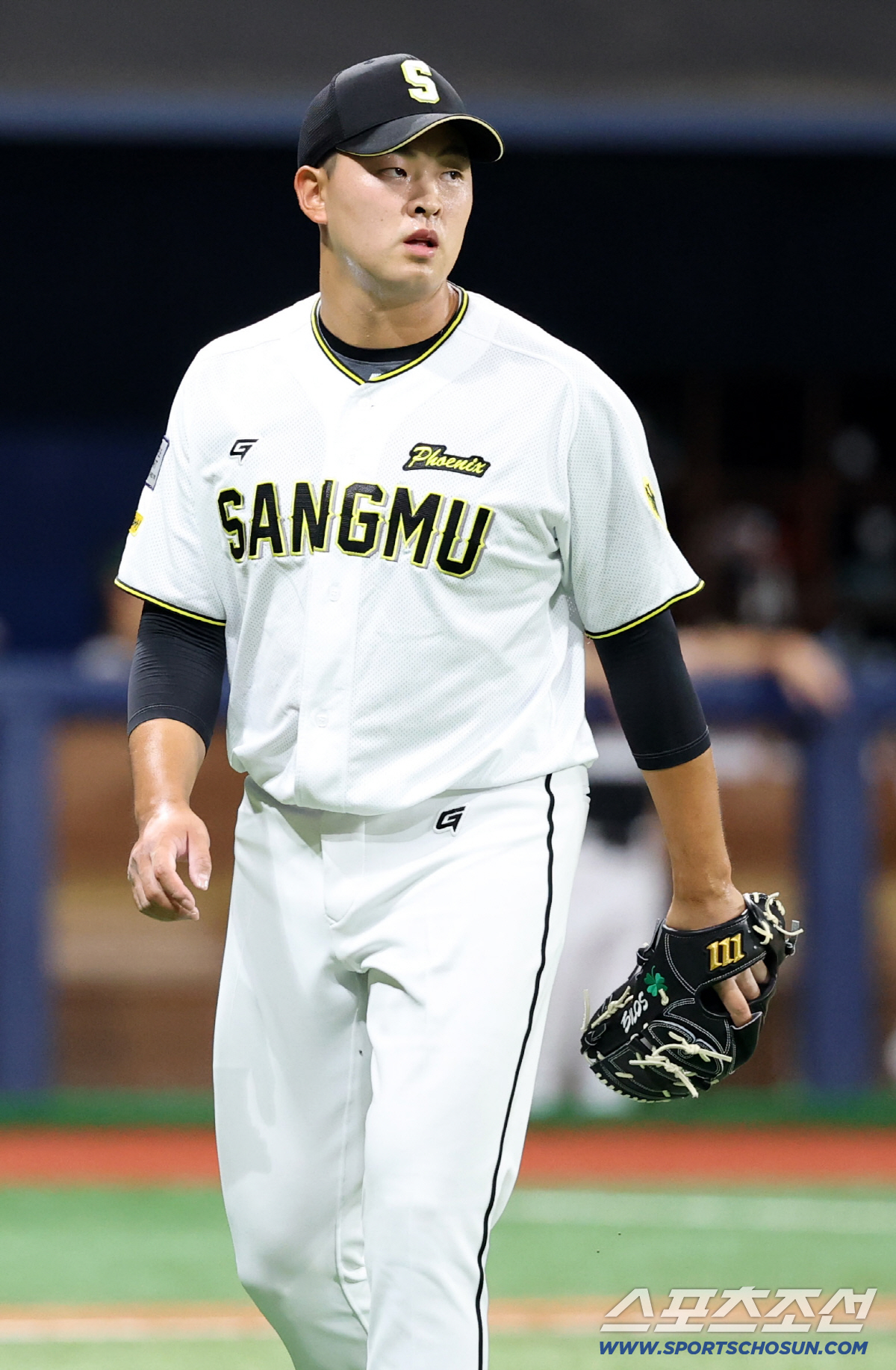 1일 고척스카이돔에서 열린 2025 KBO 퓨처스리그 챔피언결정전 상무와 KT의 경기, 3회초 이닝을 끝낸 상무 송명기가 더그아웃으로 향하고 있다. 고척=허상욱 기자 wook@sportschosun.com/2025.10.01/