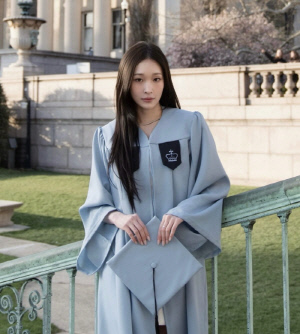 ‘신세계家 외손녀’ 애니, 기품 넘치는 컬럼비아대 졸업 가운 자태..너무 예쁘네